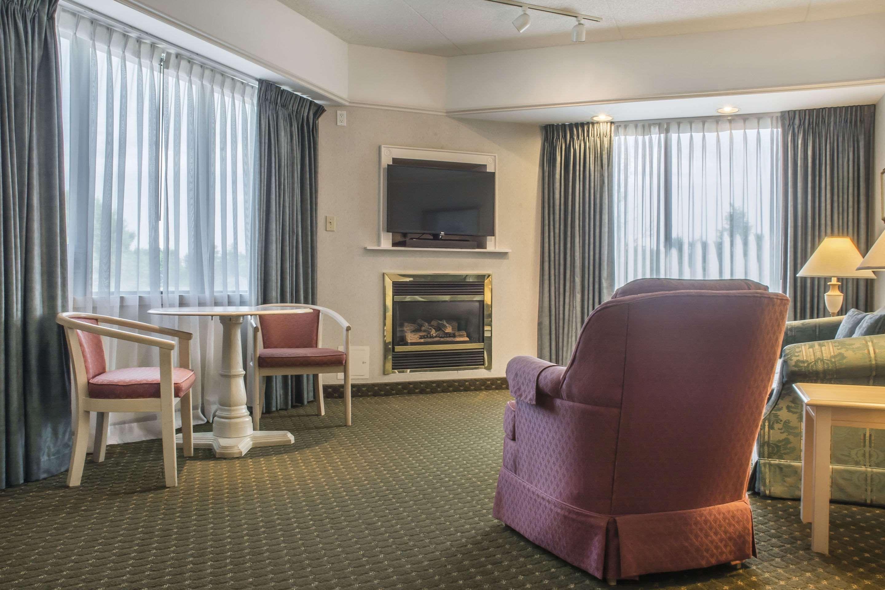 Clarion Hotel & Conference Centre Fort Erie Bagian luar foto